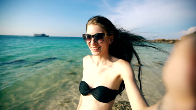 Schöne-Frau,-die-Selfie-mit-Telefon-am-Strand-lächelnd-und-genießen-Reisen-Lebensstil-im-Urlaub