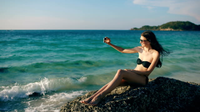 Schöne-Frau,-die-Selfie-mit-Telefon-am-Strand-lächelnd-und-genießen-Reisen-Lebensstil-im-Urlaub