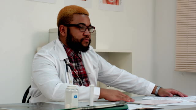 Doctor-masculino-americano-afro-seria-escuchando-paciente