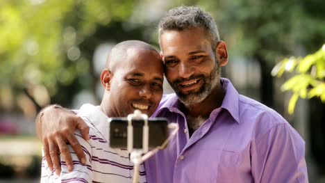 Auténtica-homosexualidad-Pareja-Gay-Homosexual-hombres-en-Selfie-con-Smartphone