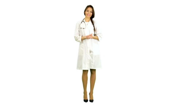 Hermosa-joven-médico-mujer-en-bata-de-laboratorio-con-estetoscopio-mirando-a-la-cámara-sobre-fondo-blanco