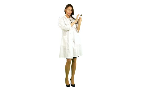 Enfermera-mujer-divertida-jugando-con-un-estetoscopio-sobre-fondo-blanco