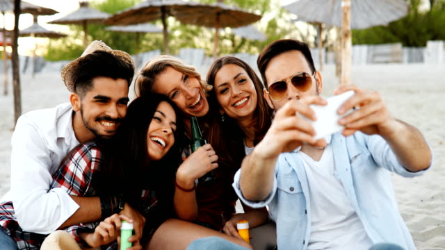 Glückliche-junge-Gruppe-von-Menschen,-die-Selfies-am-Strand