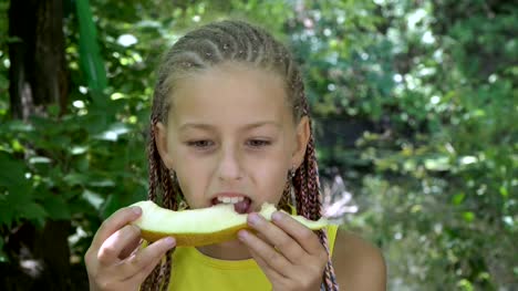 Mädchen-essen-gelben-Melone