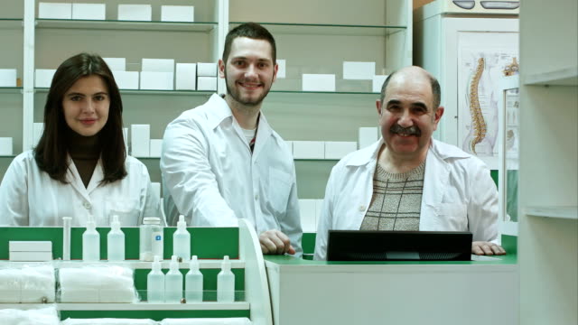 Retrato-de-un-equipo-farmacéutico-sonriendo-y-mirando-a-cámara