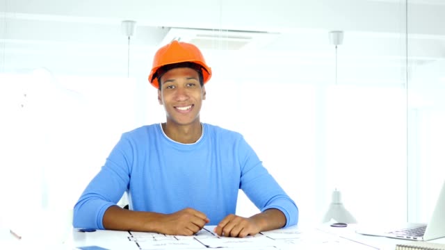 Ingeniero-arquitectónico-afro-americana-sonriente-mirando-a-cámara