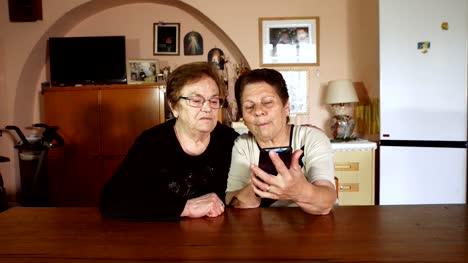 Senior-women-with-smartphone.-Smiling-old-women