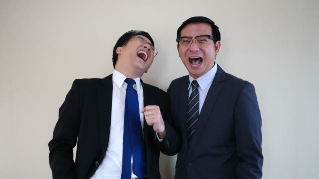 Zwei-Unternehmer-lachen.