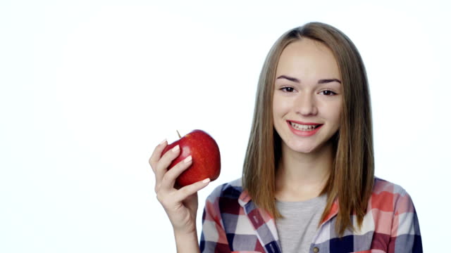 Lächelnde-Mädchen-beißen-großer-roter-Apfel