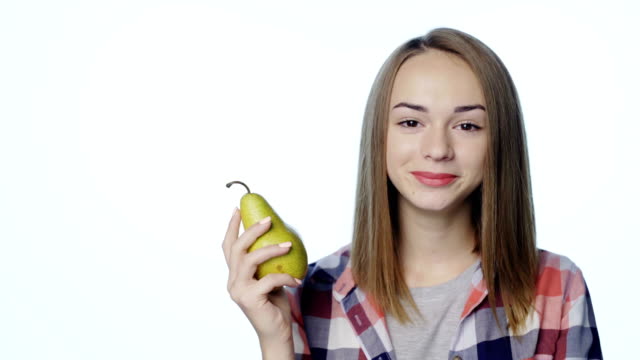 Lächelnde-Mädchen-beißen-große-grüne-Birne-Apfel