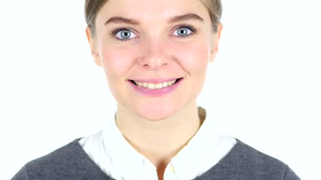 Nahaufnahme-von-lächelndes-Mädchen-Gesicht,-weißer-Hintergrund