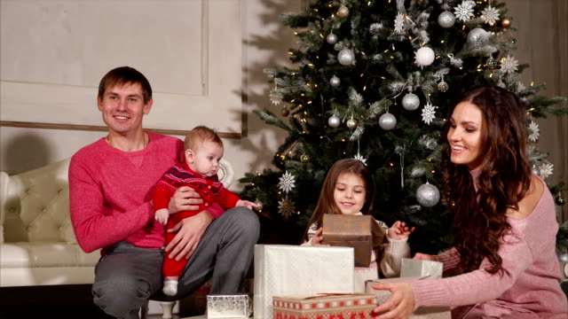 Glücklich-ist-Familie-Enojoying-Weihnachtsgeschenke