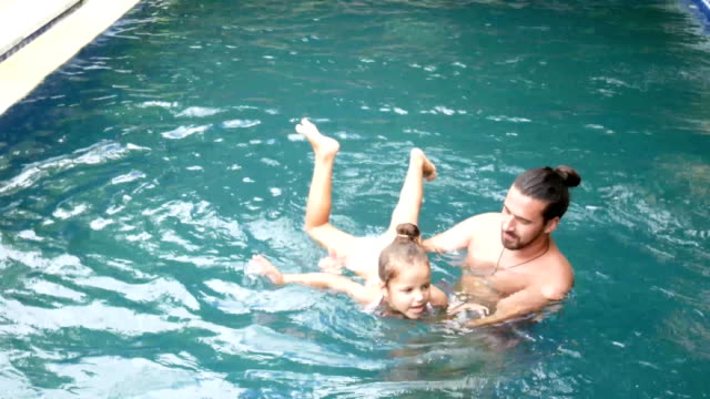 Glückliche-Familie,-aktive-Vater-mit-Kleinkind,-entzückenden-Kleinkind-Tochter,-Spaß-im-Pool.