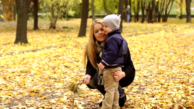 Porträt-einer-Mutter-und-ihrem-Sohn-im-Herbst-Park.
