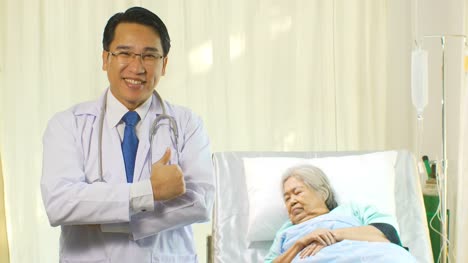 Médico-con-estetoscopio-comprobación-sangre-presión-de-la-vieja-mujer-en-la-cama-Doctor-con-sangre-del-paciente-comprobación-estetoscopio-presión-de-la-vieja-mujer-en-la-cama,-el-retrato-de-sonriente-los-médicos-en-una-sala-de-hospital