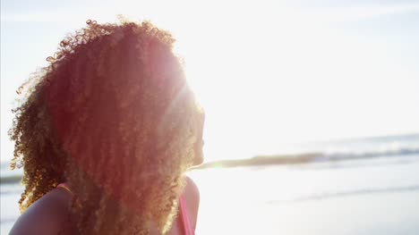Retrato-de-afroamericano-mujer-descansando-en-la-playa