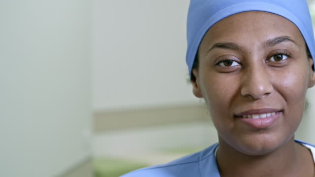 Weiblich-Krankenschwester-lächelnd
