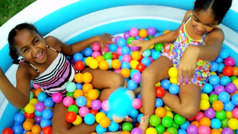 Porträt-von-lächelnden-Mädchen-in-farbigen-Ball-pool