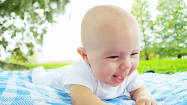 Retrato-de-blue-eyed-caucásico-bebé-niña-en-el-exterior