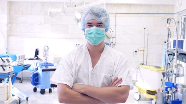 Retrato-de-un-cirujano-que-se-ve-en-cámara-en-una-moderna-clínica-u-hospital.-Concepto:-médico,-asistencial,-salud.