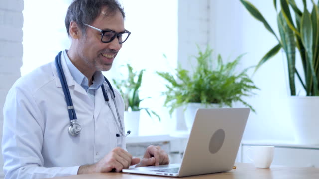 Online-Video-Chat-auf-Laptop-mit-Patienten-durch-Arzt
