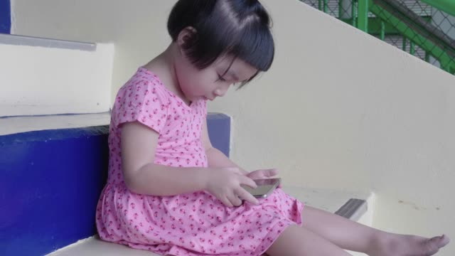 Cerca-de-bebé-mano-pantalla-táctil-smart-teléfono