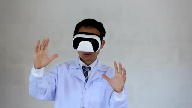 zukünftige-Medizintechnik.-Arzt-mit-Goggle-Realität-mit-AR-Technologie-für-die-Analyse.