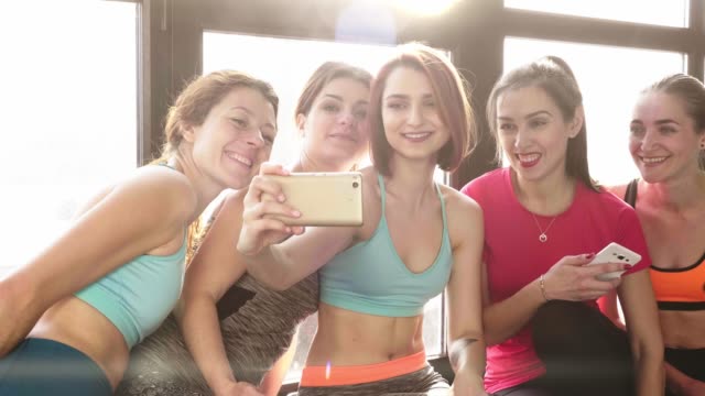 Gruppe-von-Frauen-zu-kommunizieren-und-Selfies-zu-machen