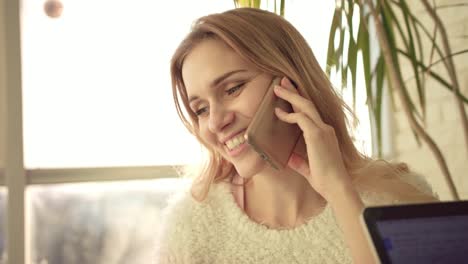 Blondy-woman-talking-on-phone.-Portrait-of-working-woman-speaking-on-mobile