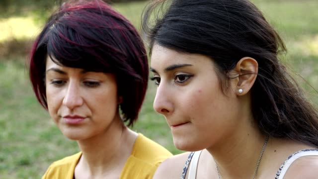 Junge-Frauen-reden-über-ihr-Leben-in-die-Park-weiblich-Freundschaft