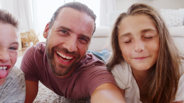 Tiro-de-punto-de-vista-de-padre-e-hijos-posando-para-Selfie