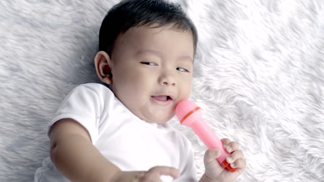 Asia-muchacho-del-bebé-un-lindo-7-meses-sonrisa-tumbado-sobre-una-manta.