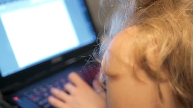 Mujer-escribiendo-en-computadora-portátil