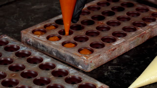 Chocolatier-Vorbereitung-handgemachte-Creme-gefüllte-Pralinen