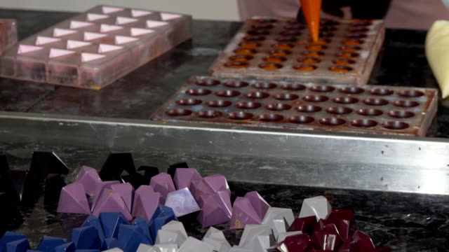 Köstliche-Süßigkeiten-in-der-Küche-eines-professionellen-chocolatier