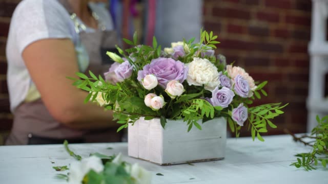 Floreria-profesional-arreglo-hermoso-composición-de-flores-en-caja-de-madera-en-estudio-de-diseño-floral
