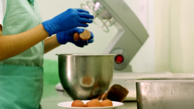 Süßwaren-Arbeiter,-die-Herstellung-von-Kuchen-in-Kuchenfabrik