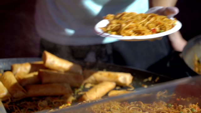 Street-vendors-prepare-fast-Asian-noodles-on-the-street.