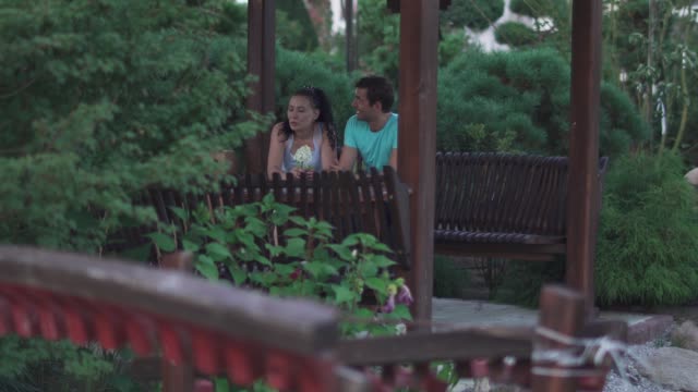 Mann-und-ein-Mädchen-sitzen-im-park