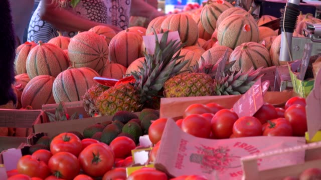Menschen-Sie-kaufen-und-verkaufen-Obst-und-Gemüse-auf-dem-greenmarket