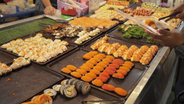 Calle-comida-en-Tailandia,-sushi