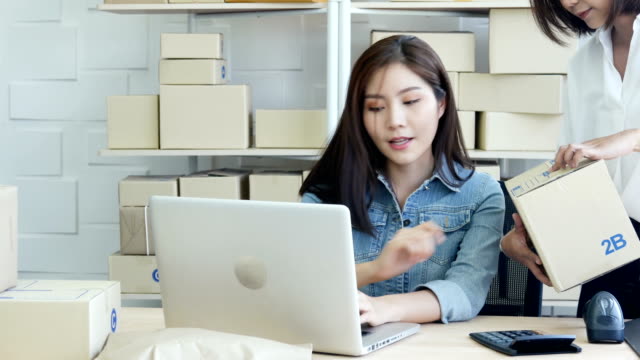Junge-schöne-Frauen-mit-Laptop-für-die-Arbeit-in-ihrem-Büro.-Frauen-arbeiten-mit-KMU,-Online-Business-Startup-Business-Konzept.