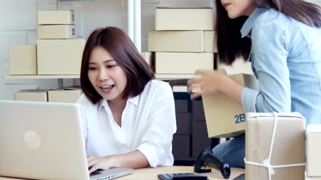 Asiatische-Frau-zu-Hause-zusammen-arbeiten.-Frau-beim-Start-Unternehmen-zusammen.-Menschen-arbeiten-mit-KMU,-Online-Business-Startup-Business-Konzept.