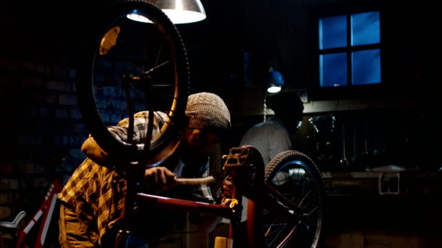 Two-mechanic-repairing-a-bicycle
