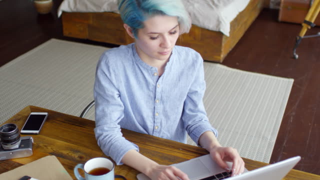 Mujer-profesional-independiente-trabajando-en-ordenador-portátil-en-Apartamento-Loft