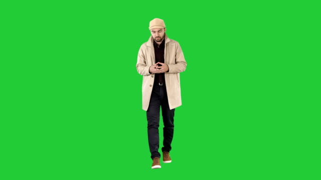 Reflexivo-mirar-hombre-caminando-y-hablando-consigo-mismo-en-una-pantalla-verde-Chroma-Key