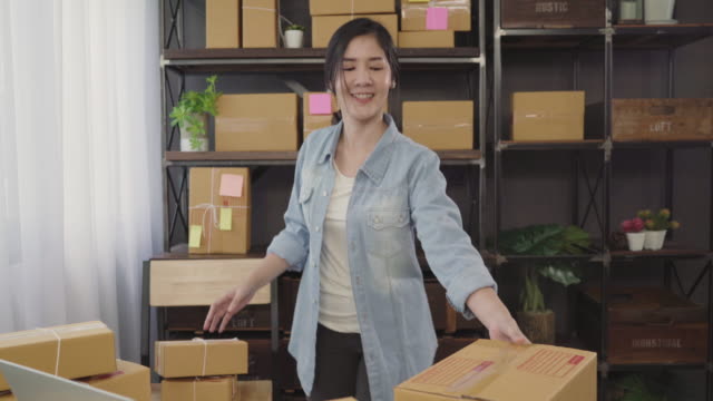 Eigentümer-Frau-schöne-intelligente-asiatischen-jungen-Unternehmer-von-KMU-fühlen-sich-glücklich-tanzen,-während-siehe-geschäftlichen-Erfolg.-Kleinunternehmer-im-home-Office-Konzept.