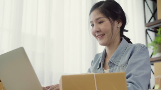 Empresario-joven-asiático-inteligente-hermosa-mujer-empresario-de-PYME-en-línea-control-de-producto-en-stock-y-guardar-en-el-equipo-de-trabajo-en-casa.-Pequeño-empresario-en-concepto-de-la-oficina-en-casa.