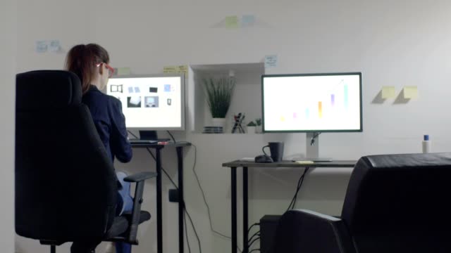 Diseñador-gráfico-trabajando-en-una-computadora-en-la-oficina-de-inicio