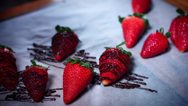 4K-Kuchenbäcker-dekorieren-Erdbeeren-mit-Schokolade